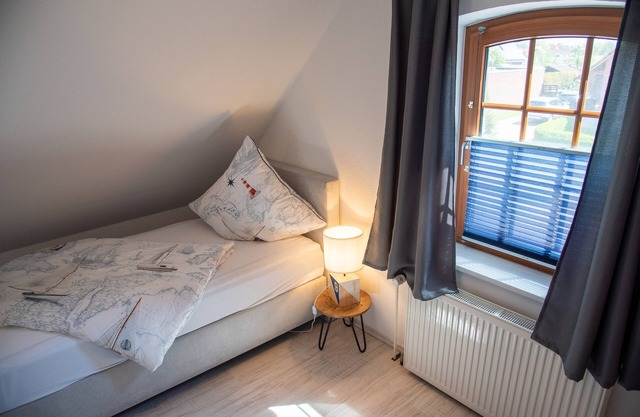 Ruhige Ferienwohnung mit Blick auf Deich- Ortskern nah