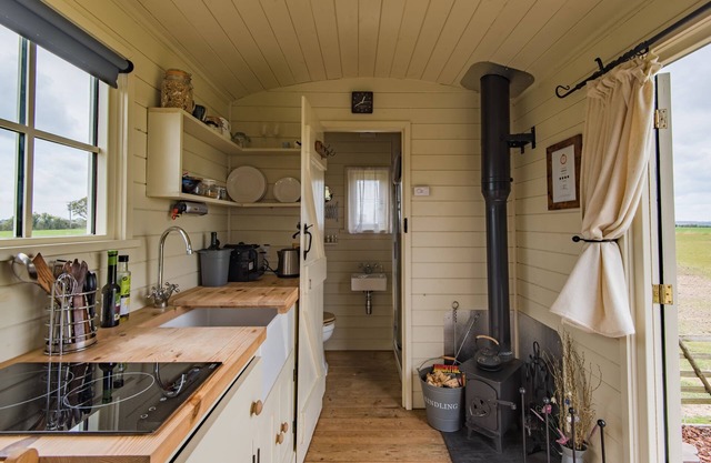 Rumwold by Bloom Stays - a rural shepherds hut sleeping 2 with amazing views!