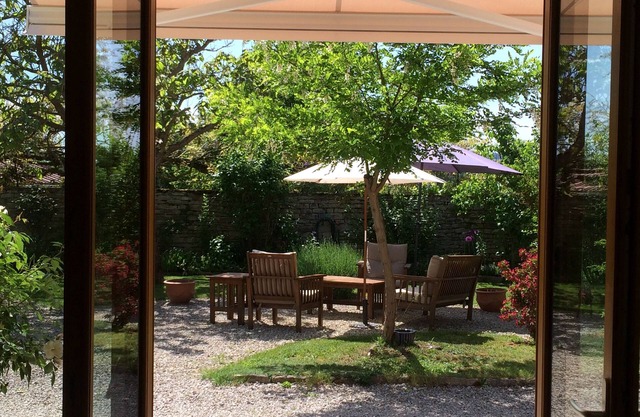 Rural calm between Chablis & Beaune, near Semur-en-Auxois. Dogs welcome.