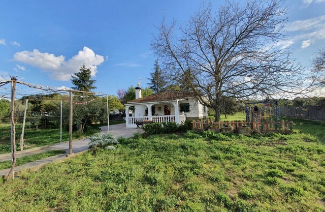 Rural house next to the river with private pool, fireplace, swings and barbecue.