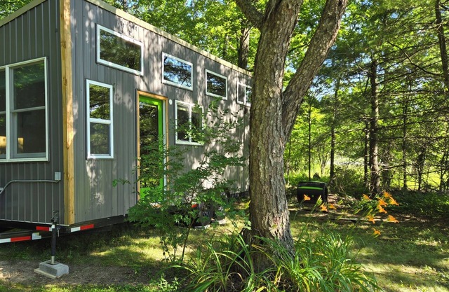 Rural Tiny Home + Hot Tub. LGBTQ-friendly!