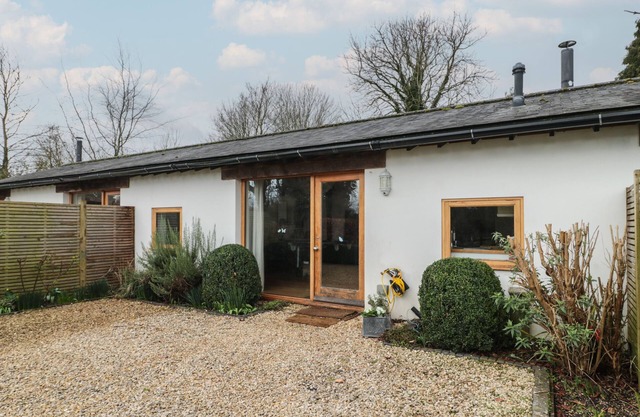 RUSSET, pet friendly, with open fire in Fordingbridge