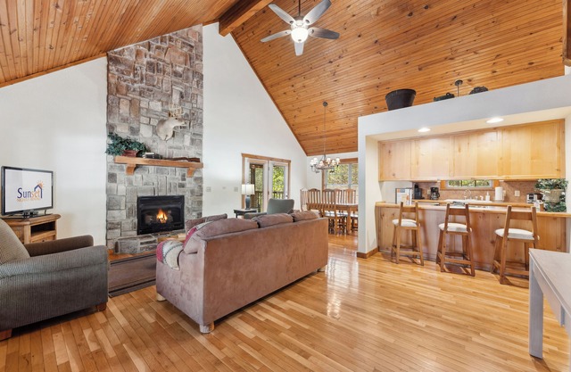 Rustic and Quaint, Pet Friendly Cabin. Tucked Away In Gorgeous Stonebridge!