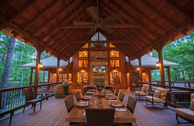 Rustic Elegance Meets Luxurious Comforts for Your Ultimate Retreat Experience🌟