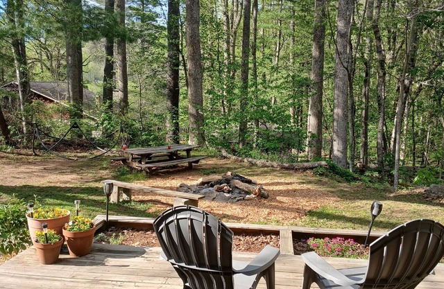 Rustic Hillside Hideaway. A cozy cottage perfect for 2! Hikers paradise! Hot tub