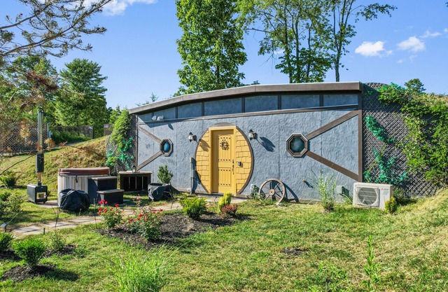 Rustic Hobbit Inspired Hocking Hills State Park 3 mi away Hot Tub Pet Friendly