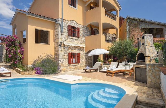 Rustic Holiday Home with heated pool near Pula