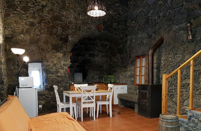 Rustic house with fireplace and 2km of natural pools