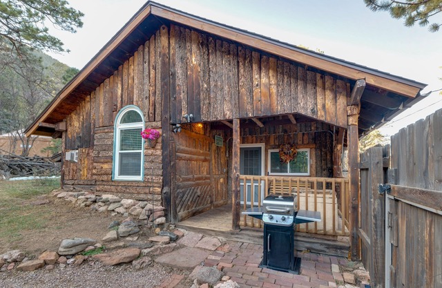 Rustic Log Cabin w/Studio ~ 5 Mi to Pikes Peak!