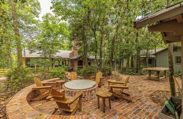 Rustic-Luxe Wilderness Retreat. Sleeps 12. Firepit. Gourmet Kitchen. WIFI.