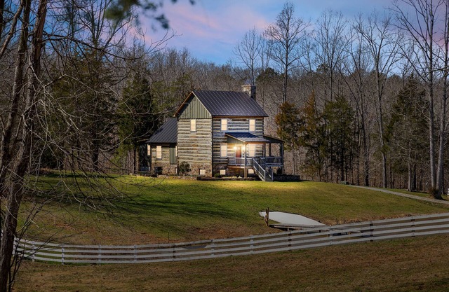 Rustic Luxury Near Charlottesville & Wineries/Sauna - A Historic Cabin Retreat