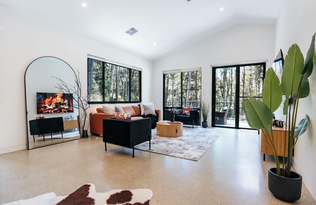 Rustic Pine Escape- Luxury Cabin in the Blue Mountains. Sleeps up to 10 people.