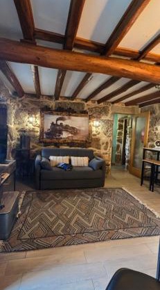 Rustic Retreat-Country House