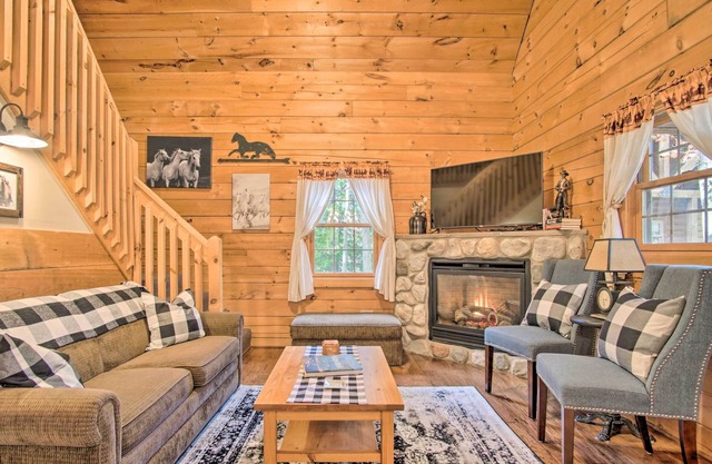 Rustic Rothbury Cabin w/Resort Amenity Access!