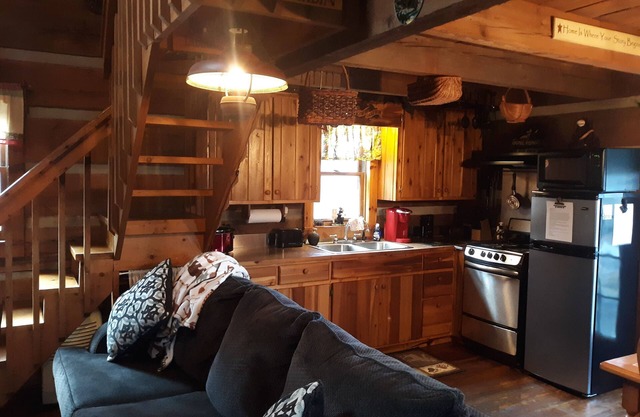 Rustic, Secluded Cabin-Walk to River-Hot tub-Close to Downtown West Jefferson