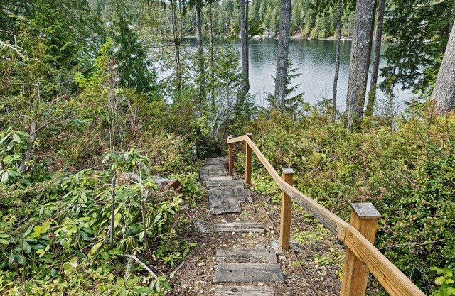 Rustic studio cabin on Haven Lake