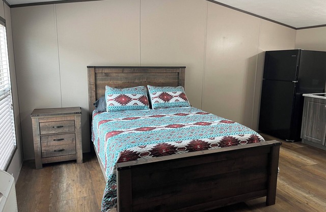 Rustic studio with AC and big screen tv in wonderful Sweeny