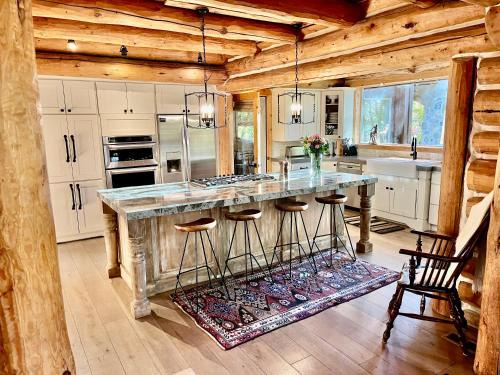 Rustic Sundance cabin sleeps 13 hottub firepits