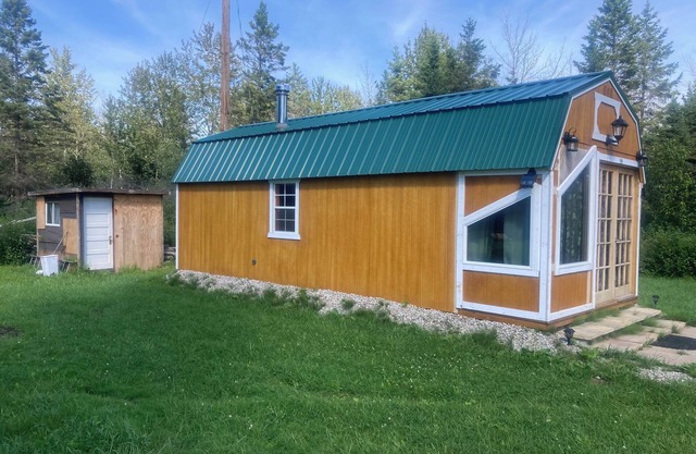 Rustic tiny cabin in Stonington close to beach/boat launch/lighthouse/trails