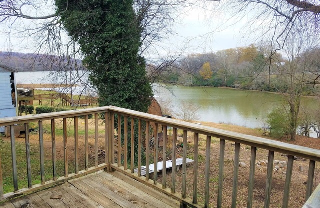 Rustic Waterfront Cottage in Downtown Dover Tennessee.
