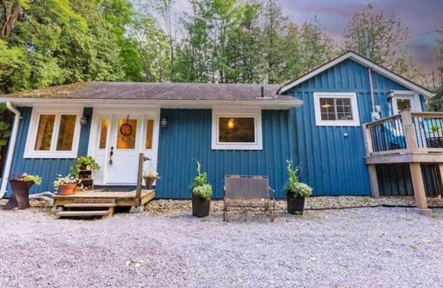 Rustic Waterfront Country Home near Lake Chemong