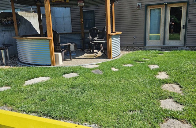 Rusty Acres- first floor apartment located between Hamilton & Nauvoo, Illinois