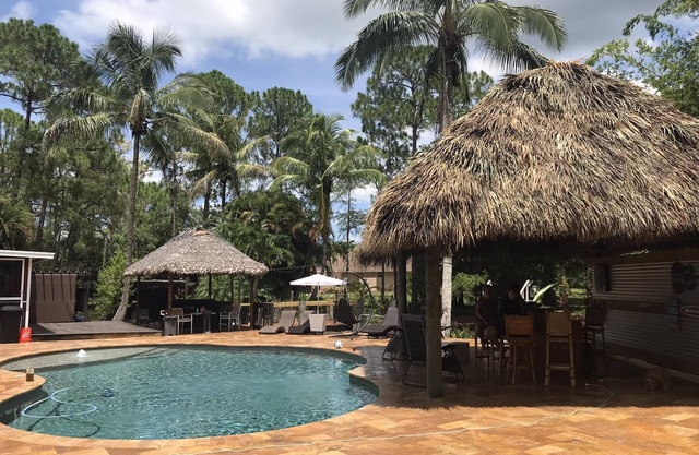 RV with access to Resort Style Pool Tiki Hut & Washer Dryer