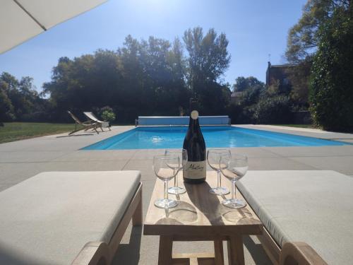 Séjour d'exception au Moulin de la Vernède avec piscine, ruisseau, climatisation et parking