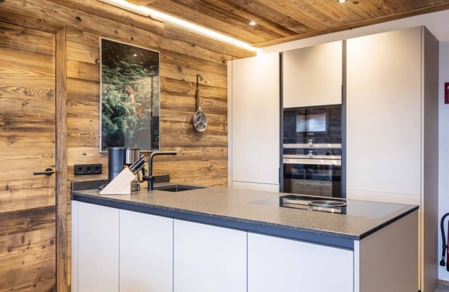 Superior für 6 P. & Infinity Pool by Interhome