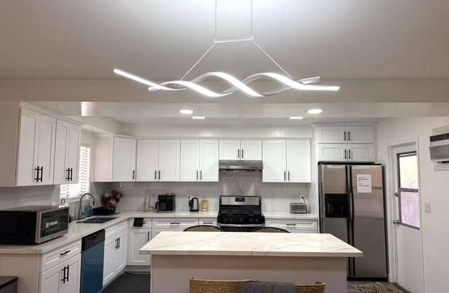 S-Spacious 5-bedroom house with backyard in delightful San Gabriel