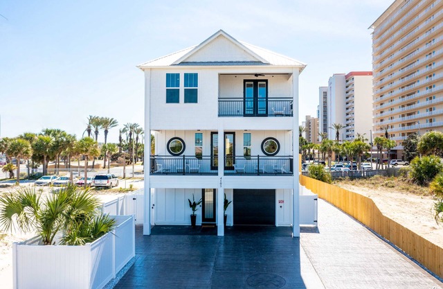 Safari Street Stay - Steps 2 Beach! 2 units for 1 price! Sleep 16!