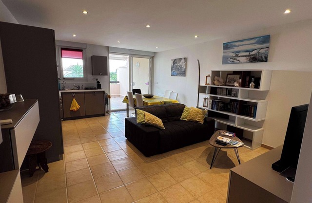 Saint Cyprien, Beautiful, Fully renovated 2-bedroom Apt with WiFi, AC, Pool.