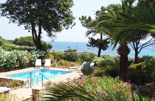 Saint-Tropez, Ocean Front villa with direct access to the beach