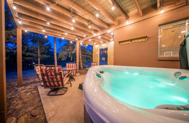 SALE! Dogs OK! Hot tub & king bed near Nat`l Park