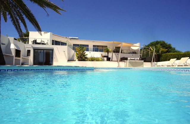 Salema’s Beach Finest: 180° Oceanview Villa with Heated Pool & Air Con ★