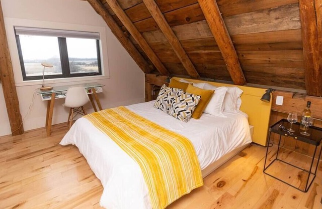 Salisbury Barn: Yellow Room - Bed & Breakfast Room