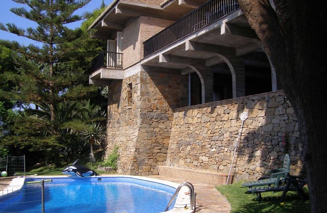 Salobrena: Villa with 3.500 m2 pine trees and tropical garden.