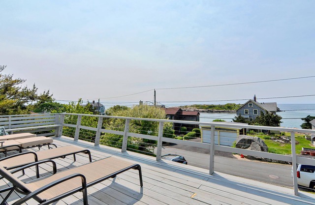 Salt Island Views: Walking distance to Good Harbor & Long Beach.