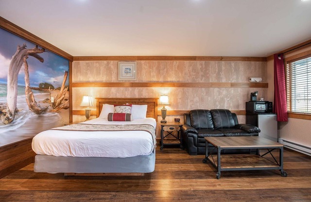 Salt Water Lagoon - Queen Studio Room at Wanderlust Inn, Pet Friendly