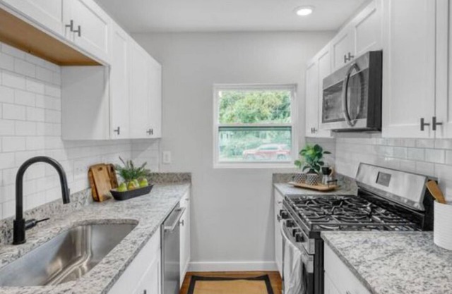Salty Bottom Bungalow. Chic Renovated 3-bed, 2-bath in the center of Charleston!