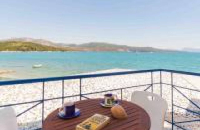 SALTY BREEZE Beachfront Villa