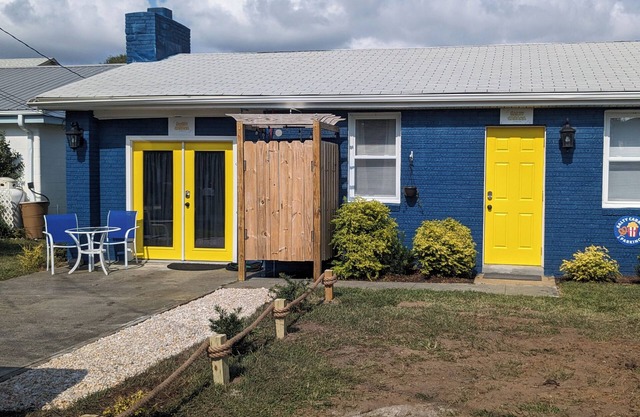 "SALTY CABANA" - 1 block to the beach!