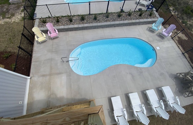Salty Emerald- 3rd row house with private pool. Sleeps 18- 5 BR and 4.5 Bathroom