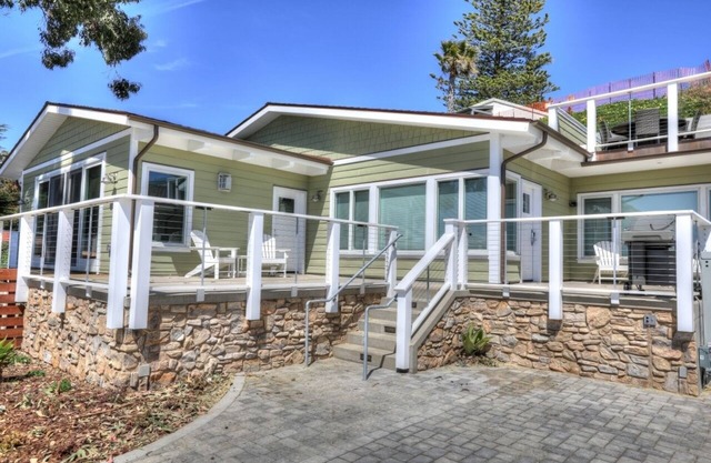 Salty Sister Beach House - Ocean Front and Rock Views