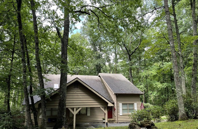 Sam's Place on Sugarbush-Golf, Hike, Relax, Explore-Located in Sky Valley, GA.