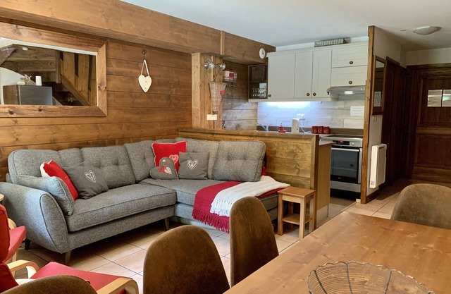 Samoens Village, Sleeps 8 - 9, 4 Bedrooms, 2 bathrooms, Shared Pool.