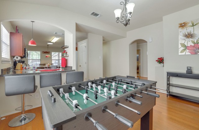 San Antonio Area Home w/Deck, 14 Mi to Dtwn!