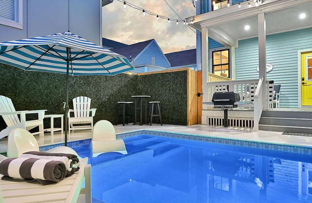 Sandpiper Boutique Bungalow- 1902 Historic Home - New Heated Pool/Strand