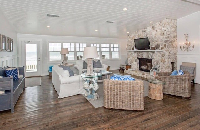 Sandy Chic | Wren Beach Rentals by Portoro