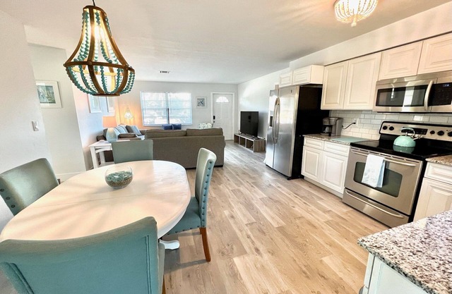 Sandy Cove - Less Than 2 Miles To Vanderbilt Beach! Easy Walk to Shopping/Ent.